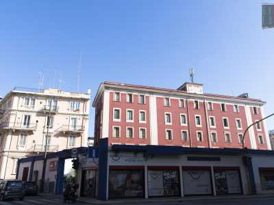 La facciata del palazzo rosso occupato tra il 2011 e il 2012